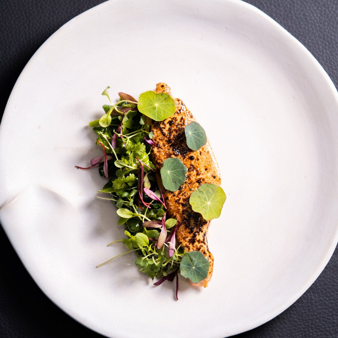 SolloRest's tweet image. Salmón gratinado con mayonesa de ajo negro, brotes tiernos y pasta fermentada. Menú degustación "CAMINHO 2020"
#Malaga #michelinstar