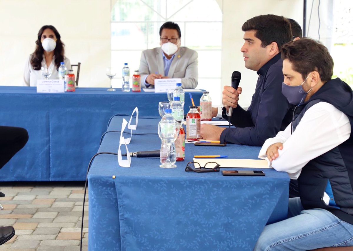 lorecostaj's tweet photo. #Loja | Continuando con nuestro recorrido de trabajo, desde la planta de #INDULOJA, junto con Vicepresidente, Ministro, Viceministro de @Produccion_Ecu dialogamos con productores, emprendedores y empresarios locales sobre la reactivación económica gradual y segura! 🤝📊 https://t.co/vYRksZGjII
