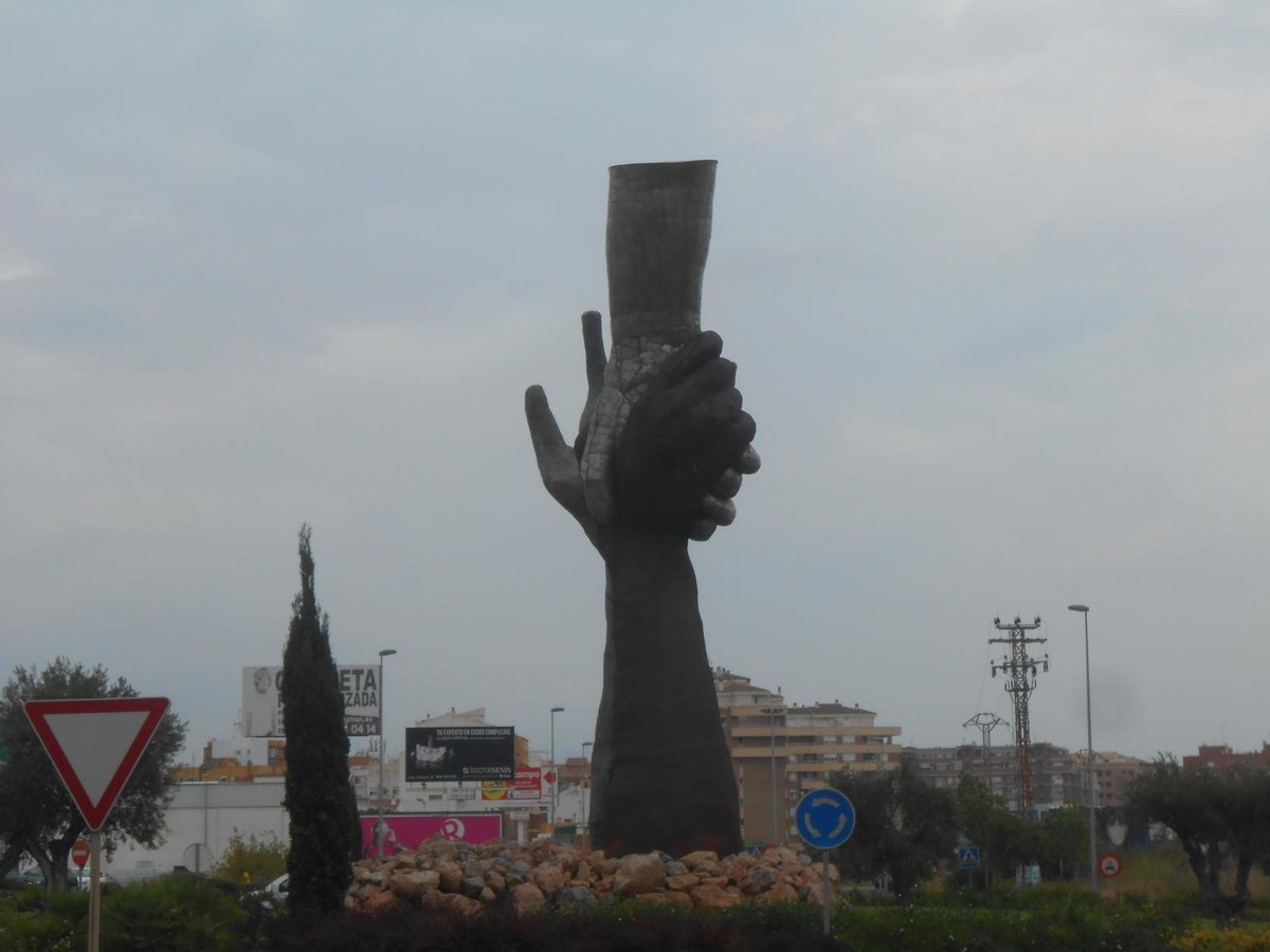 pues Castellón es una mierda pero sabéis que tiene Castellón que no tiene Madrid??? eh???? 

estatuas inútiles y feas de manos que encima se caen
