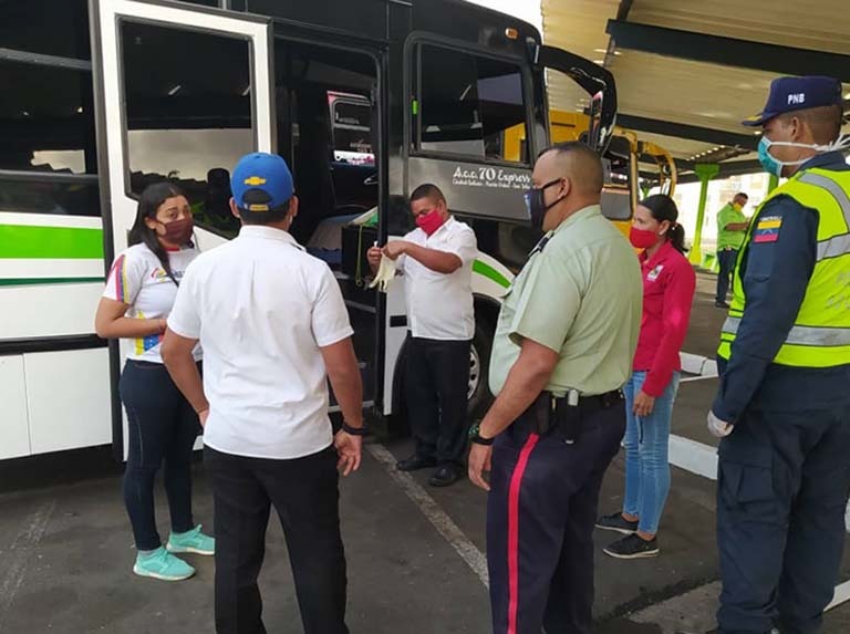 Herminia_kayapa's tweet photo. Los terminales de pasajeros de Puerto La Cruz y El Tigre en Anzoátegui, reactivaron sus operaciones en 13 rutas suburbanas cortas,informó el administrador del terminal Eliacci García. 
Los destinos no superan los 70 km, y no están permitidos a Caracas y centro occidente del país. https://t.co/RkMejznX0A