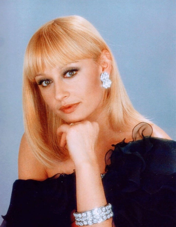 AlexAlexander82's tweet photo. @raffaella tantissimi cari auguri!!
Buon compleanno ti vogliamo bene https://t.co/MriL3jX6FU