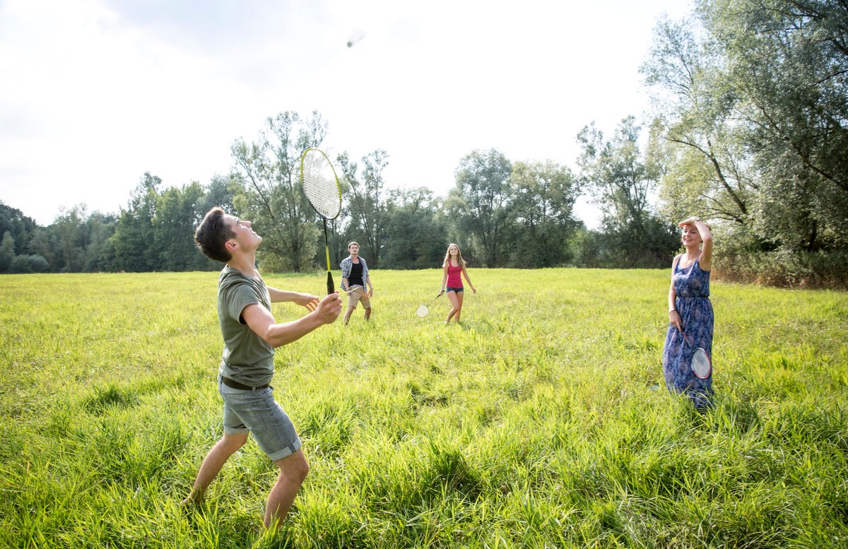 Heute ist internationaler Tag des Picknicks. Und damit es bei der nächsten Mahlzeit unter freiem Himmel nicht langweilig wird, verlosen wir ein Badminton-Set für die ganze Familie! 🏸🌳☀️ #tagdespicknicks #verlosung
ow.ly/VbiN50A8RvC