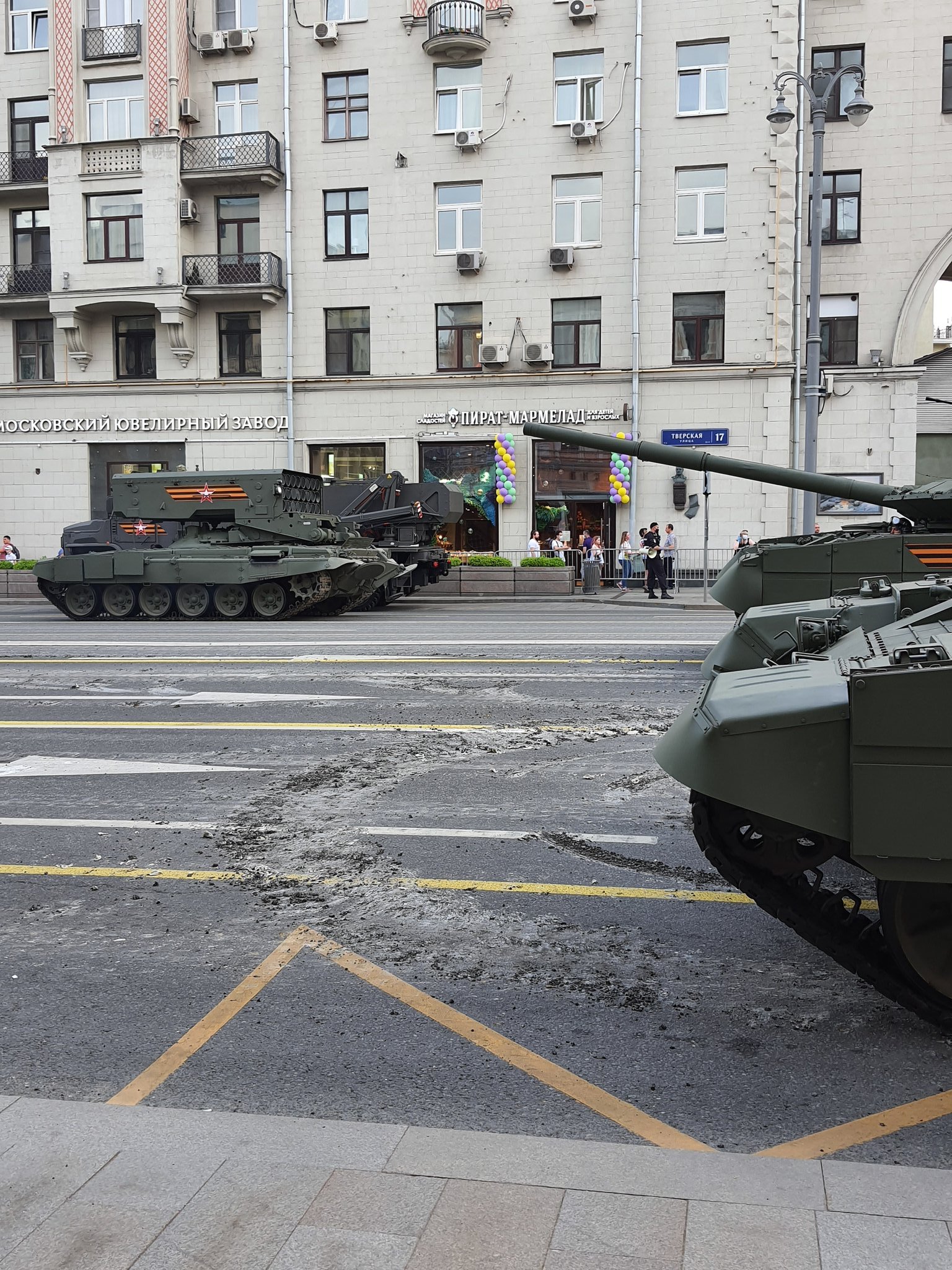 Август 1991 танки в москве. Танк т-80бвм. Танк в городе ночью. Танки в городе москва. Танк т 90 на параде.