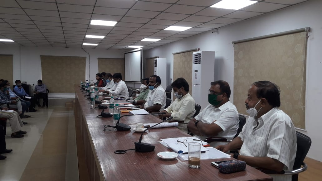 KatakaDM's tweet photo. Hon'ble Minister ,Panchayati Raj and the MLAs reviewed the line Departments about different govt. packages for improving livelihood of migrants . Our project LAKSHMI (Livelihood Advancement through Knowledge, Self Help and Modern Innovations will strengthen that. @CMO_Odisha https://t.co/bICqS5Ms8v