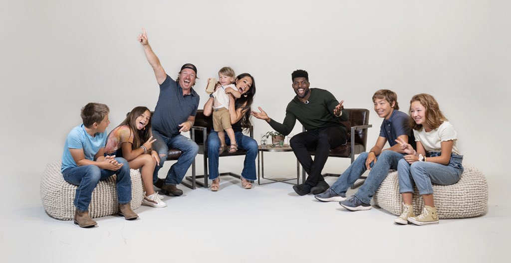 EmmanuelAcho's tweet image. Uncomfortable Conversations with a Black Man, episode 3 tonight 8pm EST. on Twitter! 

Ft. @chipgaines, @joannagaines, &amp;amp; their whole family. You won’t want to miss it!! Love y’all ❤️