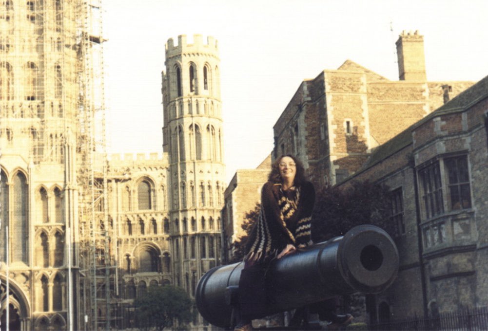 Dr. Zena Werb: World-renowned cell biologist, award-winning cancer researcher, &amp; trailblazing advocate for women in science. This powerhouse was also my eclectic Aunt who passed away yesterday. She loved this subtle photo (Cambridge 1970s) the-scientist.com/profile/explor… #womeninscience