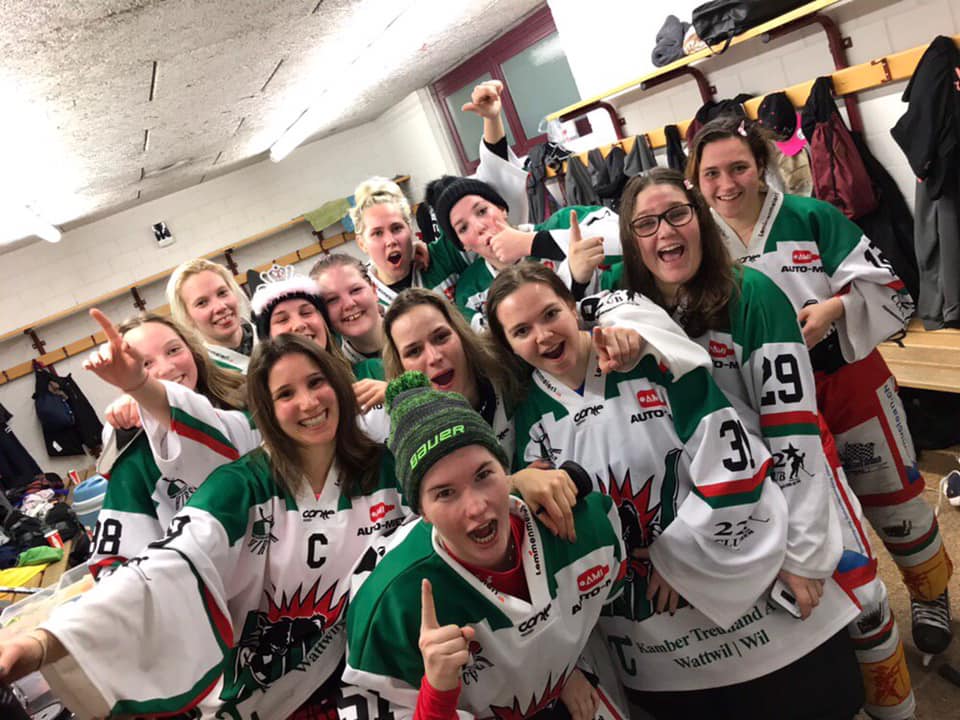 SwissHockeyGirl's tweet photo. #ECWil - Die Ladies werden mit einem jungen Team antreten. Die Hälfte des weiterhin von Coach Diego Gremminger geleiteten Kaders sind Juniorinnen.
Mit den SC Rapperswil-Jona Lady Lakers ist man eine Partnerschaft eingegangen. @tagblatt_ch
https://t.co/b9sdTptfpb https://t.co/6bNpjtwKoj