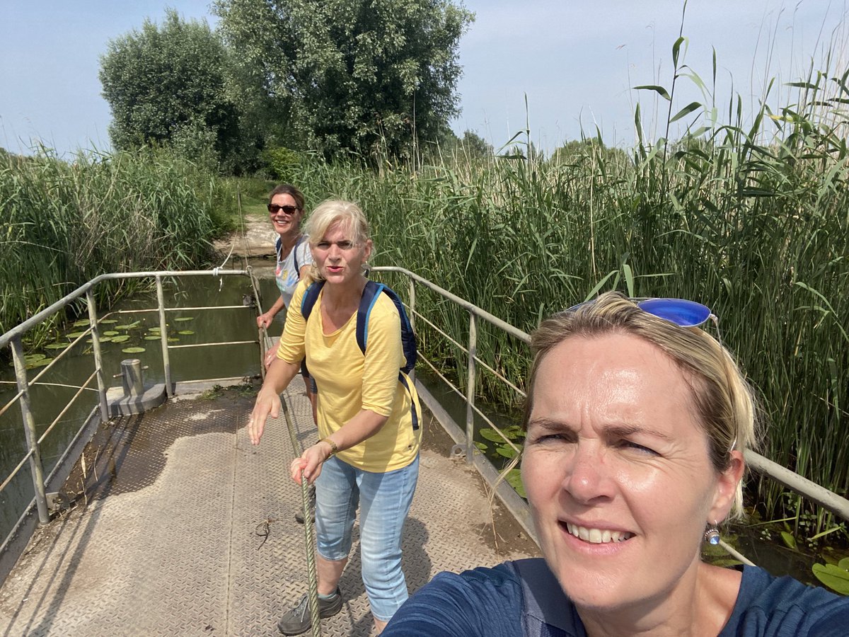 IngeReijmer's tweet photo. Wat een prachtige fijne wandeldag #rijnstrangen #klompenpad met goed gezelschap 🙃 https://t.co/51imUBbtiJ