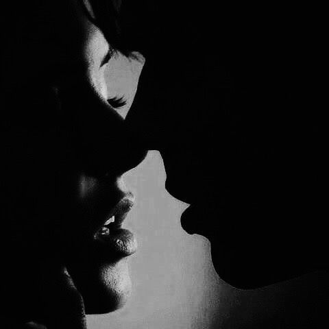 Hay una inmensidad de ti en mí
Que no descifro;
Hay una profundidad en tu mirada
Que no descubro...
Me hunde, me llena
Me lleva y me trae para nunca huir;
Hay detalles en tus palabras
Dichas y calladas
Que me hacen miel, me superan;
Hay y solo sé
Que en tu misterio quiero vivir