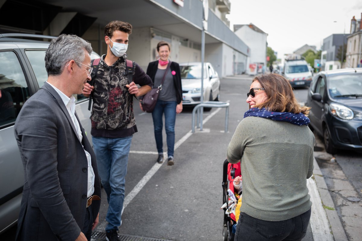 EmmanuelDenis37's tweet photo. Cet après-midi, accompagné d'Alain Devineau et des colistiers de #PourDemainTours2020, nous sommes allés à la rencontre des habitants et commerçants des rues Giraudeau et Courteline afin d'échanger sur notre projet écologique et solidaire pour #Tours. https://t.co/RtyvANoDgM