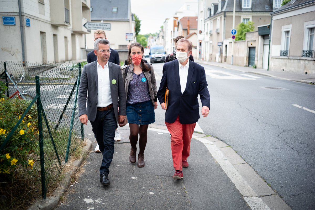 EmmanuelDenis37's tweet photo. Cet après-midi, accompagné d'Alain Devineau et des colistiers de #PourDemainTours2020, nous sommes allés à la rencontre des habitants et commerçants des rues Giraudeau et Courteline afin d'échanger sur notre projet écologique et solidaire pour #Tours. https://t.co/RtyvANoDgM