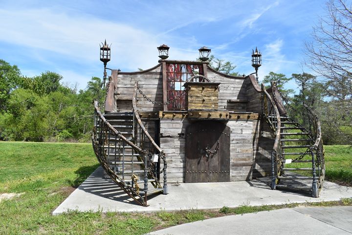 DYK the bridge of The Black Pearl from Pirates of the Caribbean can be found right here in Jefferson Parish? It's behind the Lafitte Barataria Museum!

Learn more here: bit.ly/2BLmSQu

#VisitJeffersonParish