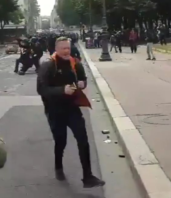 TYCHIQUE7's tweet photo. Celui qui fait tomber le membre des forces de l'ordre https://t.co/bP2w0iLA9l