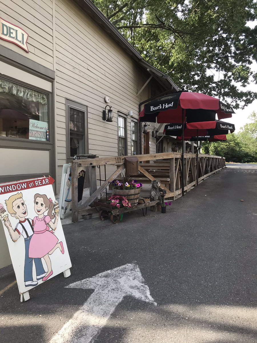 More outdoor dining in #Hightstown  - outdoor, takeout, and curbside are also available at @TavernOnTheLake #hightstowndiner @TacoRitoFood @theJewelMorgan 
#njeats #njrestaurants #centraljersey