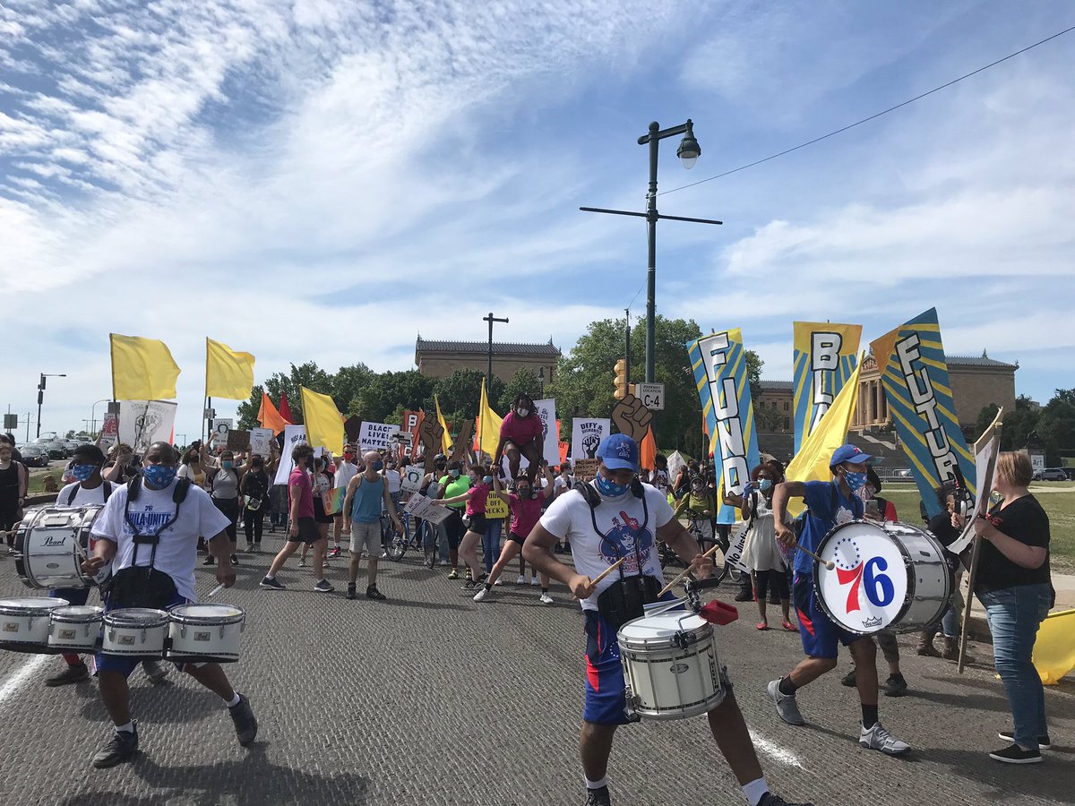 melibeatrizsn's tweet photo. 6/16/20 Emergency Art Action to #FundBlackFutures. Demands: a budget that divests from PPD, preserves the Phila. Cultural Fund, &amp; grants access to arts edu for all youth. #DefundThePPD #SavePhillyArtsAndCulture #SaveThePCF #ArtIsEssential #NoToZeroForTheArts #KenneysCutsHurt https://t.co/zhA6vKnUk0