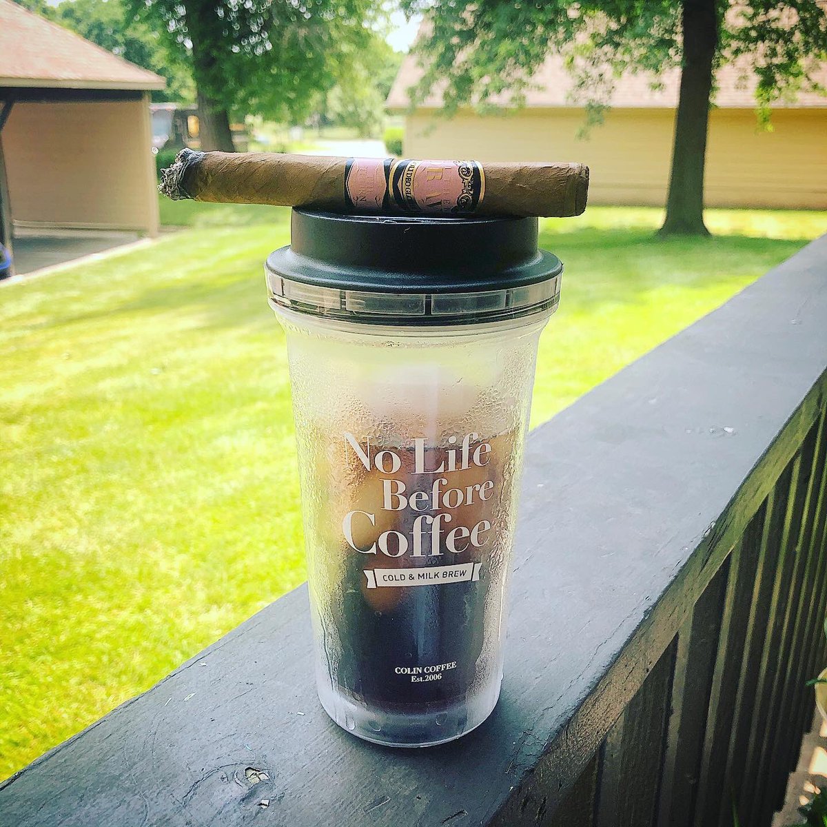 RealJayreeHsu's tweet photo. Rose of Sharon Lancero - SouthernDraw, Nub it! π @CigarChairman @CalvinThomps99 @Mack280 @Mike_W_Simpson @PatrickMroz @RobustoBabe @RBKAHLove @TNHerfin @ButcherNate1 @thebeardclub @MyNeatLife @JeffBOTL #BOTL #sotl #cigar #backyardcigar https://t.co/MCPERF3Vp7