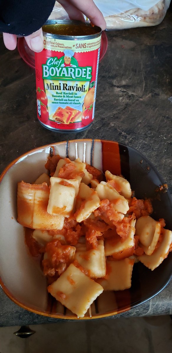 ColineSmetaniuk's tweet photo. @ChefBoyardee what happened here? Before and after heating #inedible https://t.co/3Jhm5clEEy