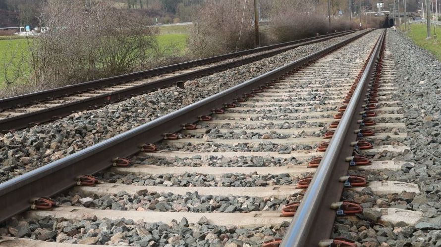 N'acceptant pas cette séparation, elle se vengea en abandonnant l'enfant sur une voie ferrée, mais forte heureusement un vagabond le sauva de justesse.