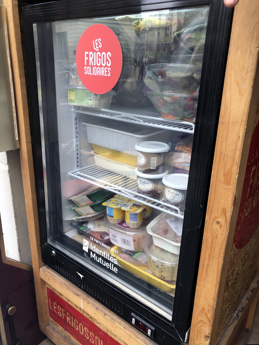 Homeless_Plus's tweet photo. Avec Dounia, fondatrice des @frigossolidaire 👍❤️

Le 2eme frigo solidaire situé au @cafe_lebrio ne cesse de se remplir pour les plus démunis.
Une dizaine de frigo en France déjà et nous recherchons d’autres  commerçants solidaires🙏😇 

@ID_Mutuelle 
#solidarité #antigaspillage https://t.co/hQw3s5Y4YB
