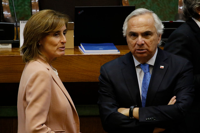 ☕️#RatPack | <a href="/pcomandari/">Paula Comandari</a>: “Ayer, mientras se viralizaba una carta firmada por Andrés Chadwick, Felipe Larraín y Marcela Cubillos alabando la labor del ex ministro Mañalich, Bloomberg hacía hincapié en la desconexión de las autoridades del Chile real”.

▶️bit.ly/3eciyIa