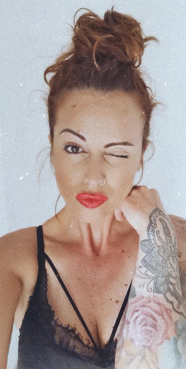 Dicen que cuando eres feliz por dentro.. Se nota por fuera... Hoy me he sentido bonita (ayuda el hecho de llevar meses sin maquillarme y el filtro) 😝