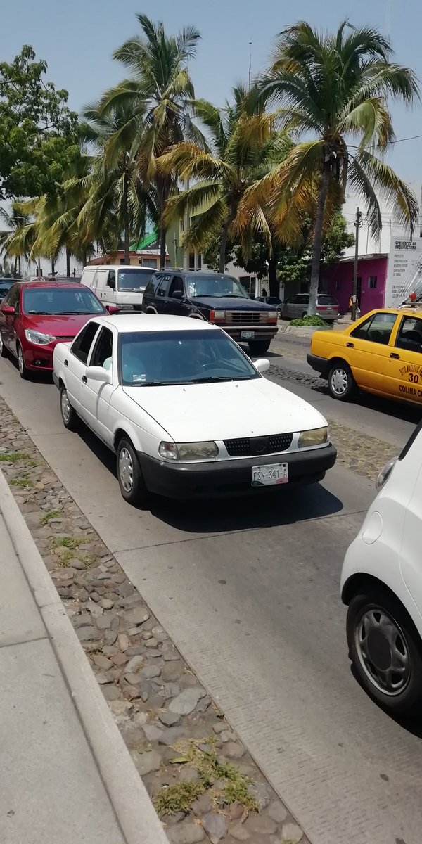 tere_colima's tweet photo. @ColimaMunicipio
@agCussi
Constitución esquina De los Maestros
Oficial de transito ayuda a balizar en vez de ordenar el tráfico
2:45 pm 17 jun
Saludos 👋 https://t.co/eCeOma1B1F