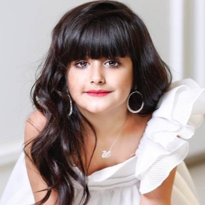 #نبذة_تعريفية
انـا الـثـقـيـلـه اللـي حـضـورهـا غـنـيـمـه 
و انـا الـوحـيـده اللـي غـيـابـهـا خـسـارة👑
#جوج🍓🦋