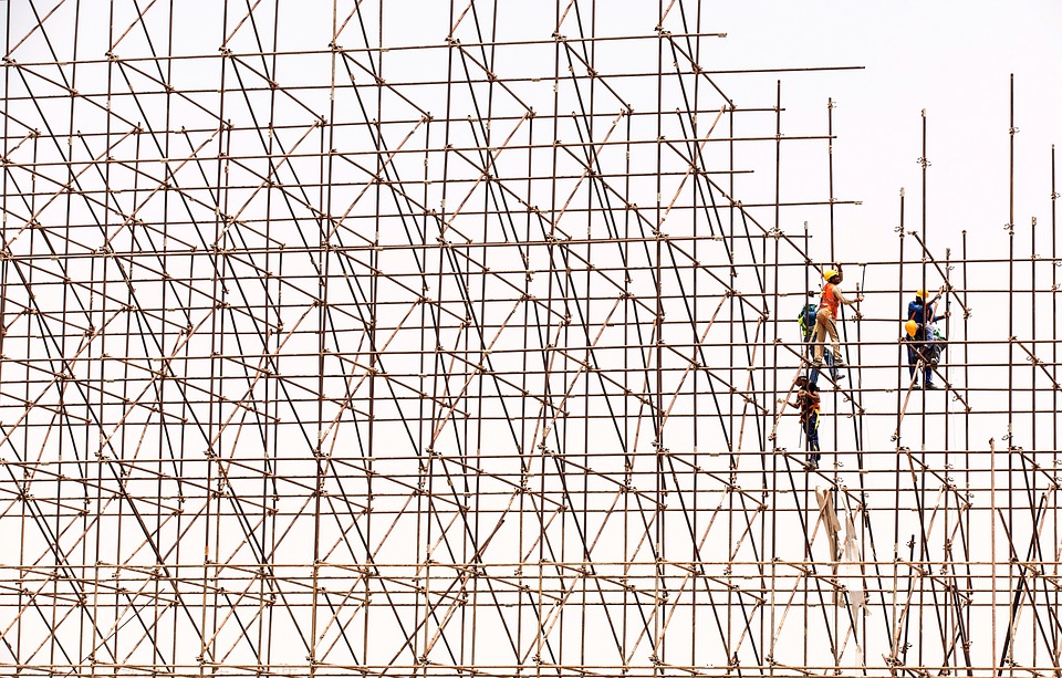 CTMConstruccion's tweet photo. #UnTip:
Para el montaje y desmontaje de los #andamios tubulares recuerda que no se utilizarán el andamio tubular para alturas superiores a 30 metros. https://t.co/4hwxjHIZdI