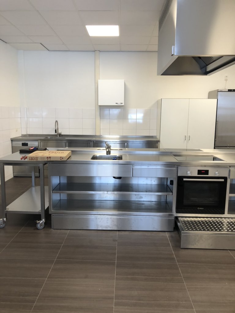 Vandaag een mooie keuken rijker op De Indische Buurt School. De kinderen gaan koken met groenten uit onze moestuin!
Allemaal mogelijk door Amsterdamse subsidies. Geweldigvoor de kinderen en onze ouders!