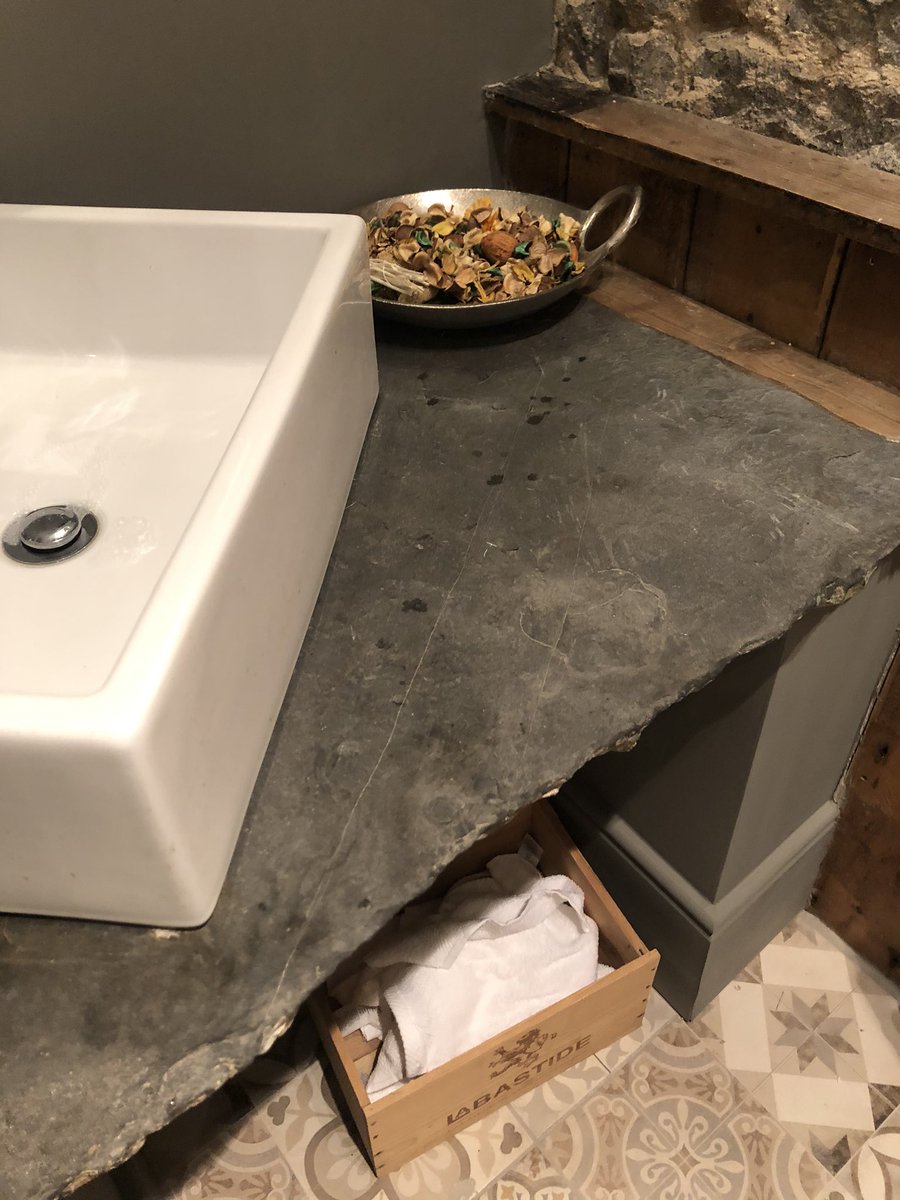 Another little preview for tonight. This time the WC under stairs for visitors! So happy we took the time to clean the old stone flagstone and build sink and corner wall to « hide » the missing corner. Good for COVID-19 hand washing too!