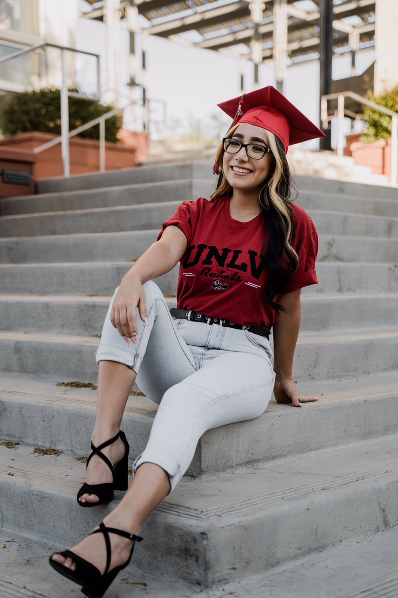 idkandreaa's tweet image. she graduated or wtvr