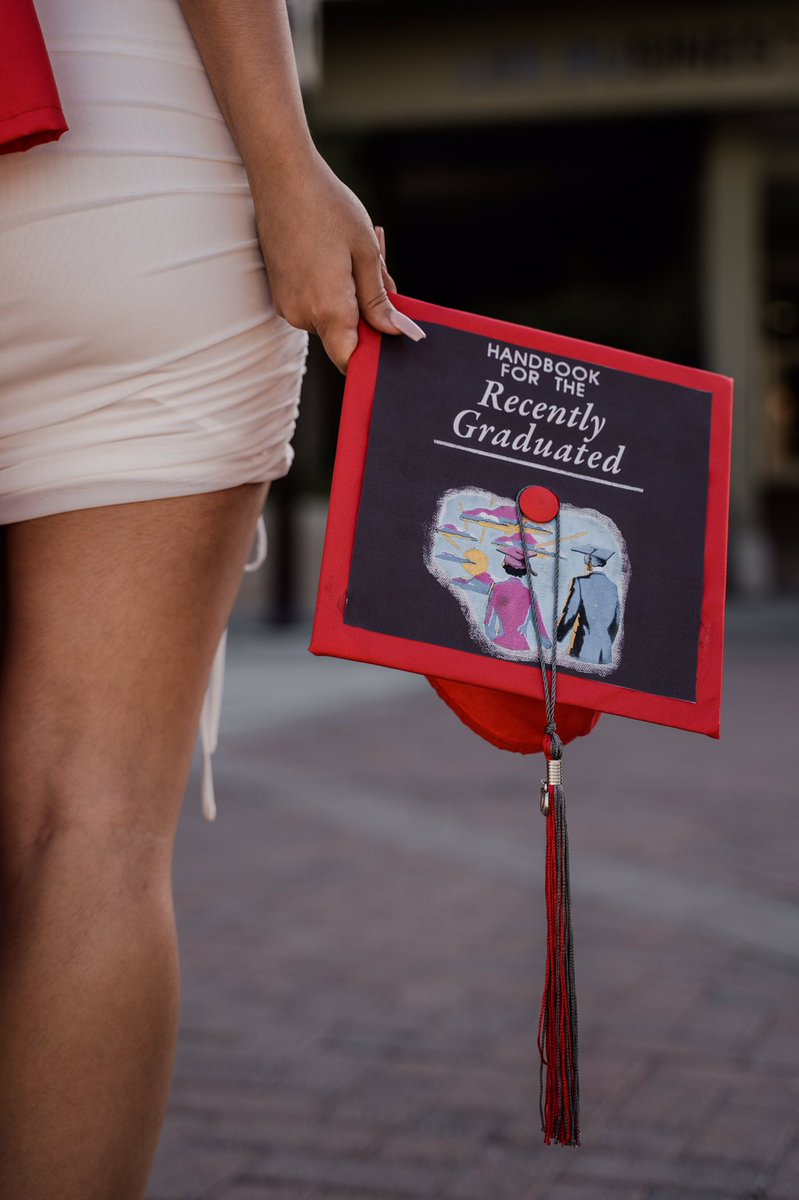 idkandreaa's tweet image. she graduated or wtvr