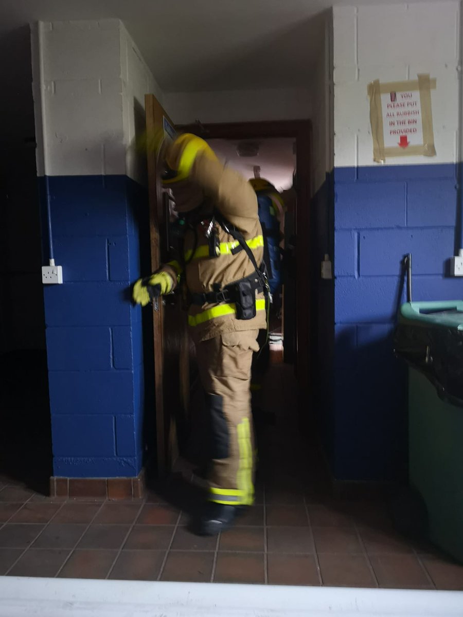 cl70pes's tweet photo. @Padiham_Fire doing BA training tonight for our development firefighters, thankyou to @champagneshauni for allowing us to use @Padiham_FC and @pumbamoff for being the instructor for the evening, everything left clean 🙂 #communty #firefighters #football #workingtogether https://t.co/jJy6Lf1cbY