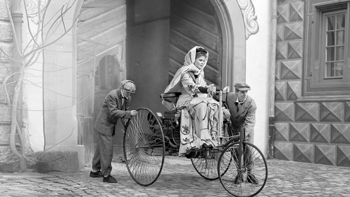 The journey wasn't smooth. The motorwagen did break down and Bertha fixed it with her ingenuity. The engine didn't have enough power to go up the hill, and her sons would push it. They learnt the importance of controlling speed and braking when going downhill.