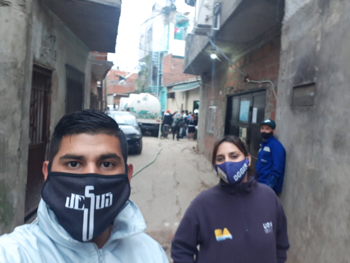 JorgeEzequielM4's tweet photo. #QuedateEnCasa 

#EquipoUGIS= #DGGIS #IVC 

#Barrio 21-24 abasteciendo con camión cisterna 🍎 18 y 19 Lavarden

@Salas_Gabriel @mrgospedini 
@JuanMaquieyra @MariaMigliore https://t.co/UIwsoHYND5