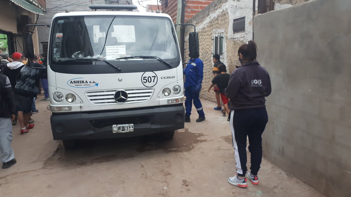 JorgeEzequielM4's tweet photo. #QuedateEnCasa 

#EquipoUGIS= #DGGIS #IVC 

#Barrio 21-24 abasteciendo con camión cisterna 🍎 18 y 19 Lavarden

@Salas_Gabriel @mrgospedini 
@JuanMaquieyra @MariaMigliore https://t.co/UIwsoHYND5