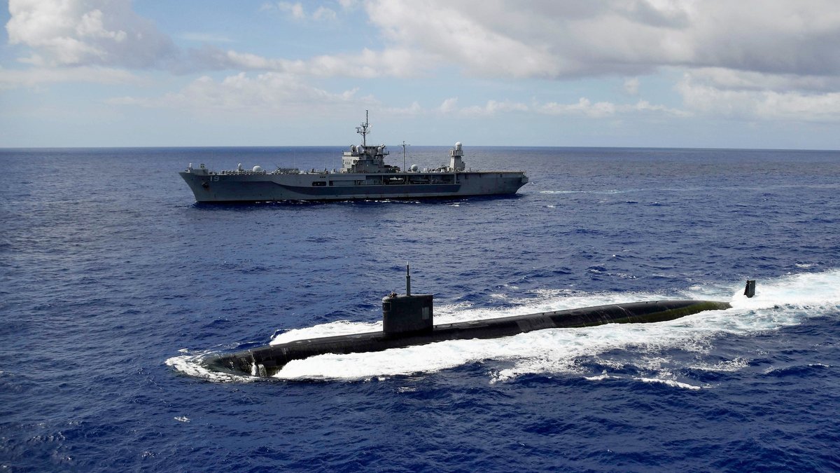 #USSBlueRidge watchstanders conduct submarine familiarization training in exercise with #USSAsheville: go.usa.gov/xwm5H #LCC19 #SSN758 @US7thFleet