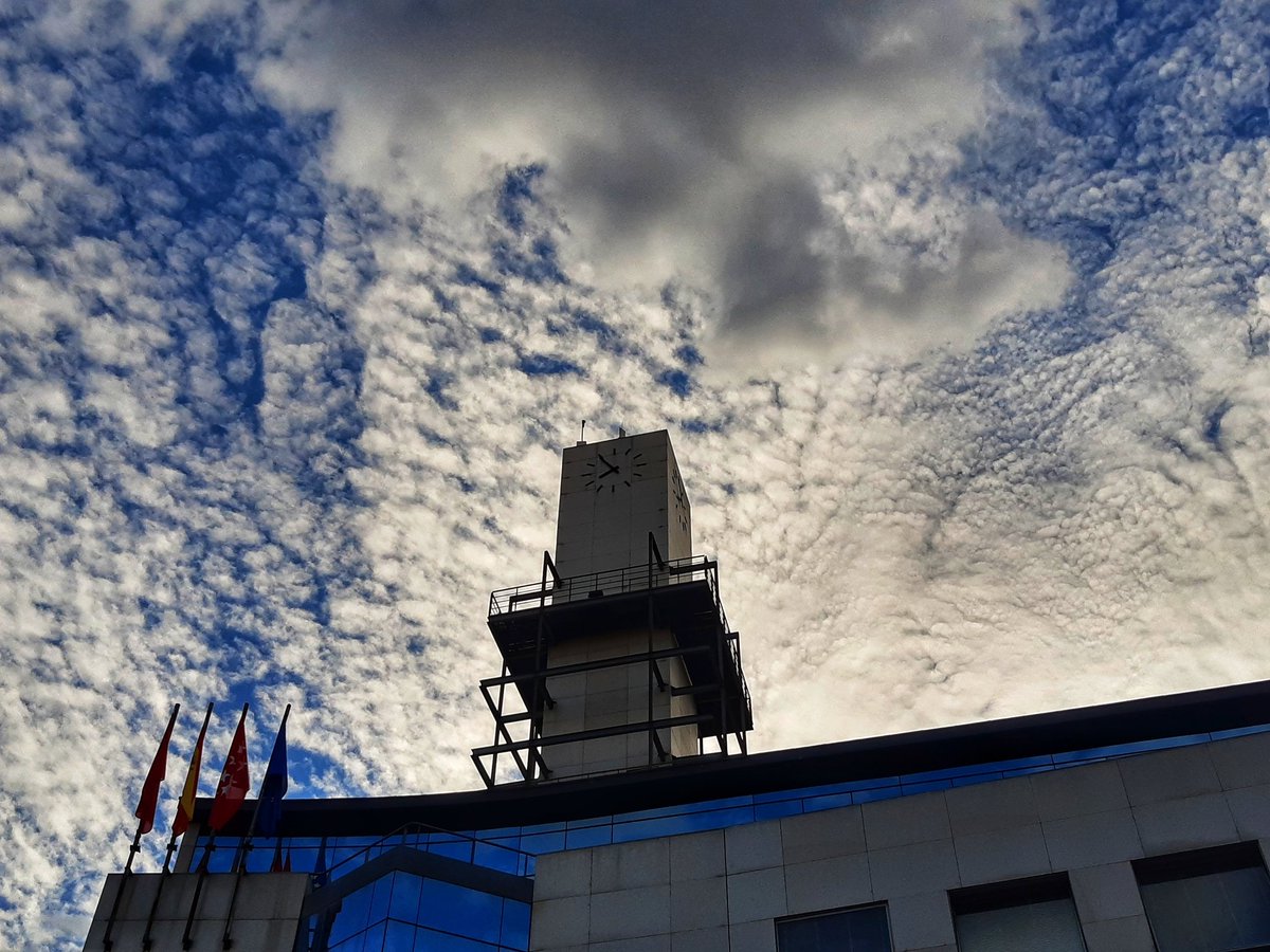 Menudo cielo teníamos hoy. Parecía pintado. ¿Alguien se ha parado a observarlo? Foto sin filtros. Pasada.