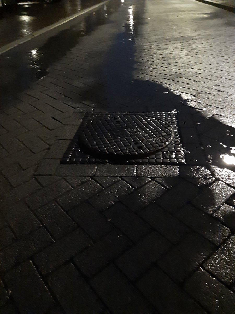 spierbal08's tweet photo. Gemeente #senb putdeksel ligt los, #gevaarlijk, #antoonvandevenstraat ter hoogte nr.2 https://t.co/MNT2VGEYlR