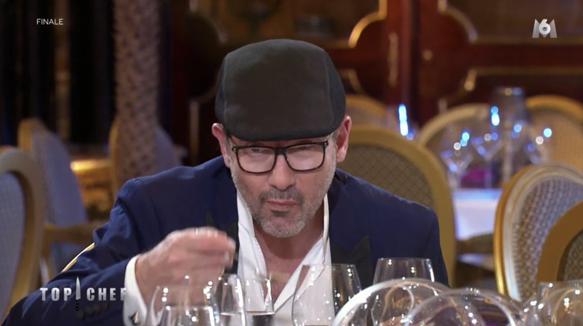 TopChefOOC's tweet photo. Nouvelle soirée, nouveau costume de contrôleur RATP pour Pairet, ça bouge pas #TopChef https://t.co/U7Qy45n9eb