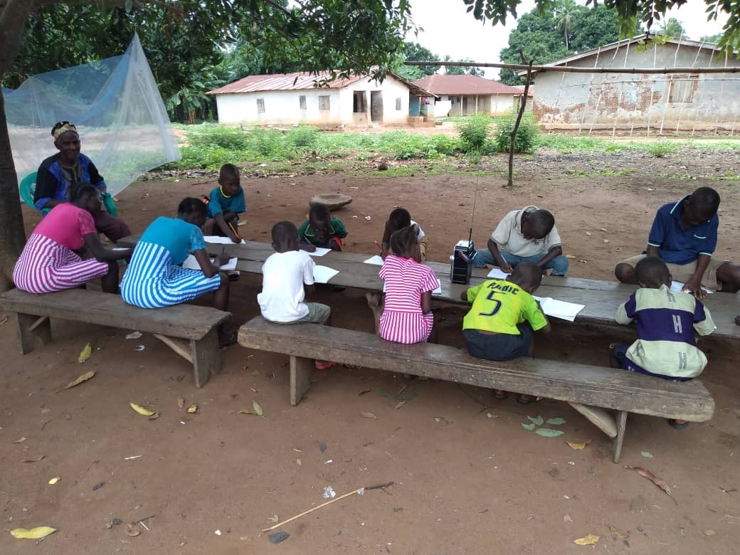 Many organisations are trialling innovative ways to overcome these challenges.  @JosephMKai1 and  @EducAidSL team shared this photo of a village chief supporting learners following an interactive radio lesson.Interactive?  Adult?  Study group?  Social distance? 