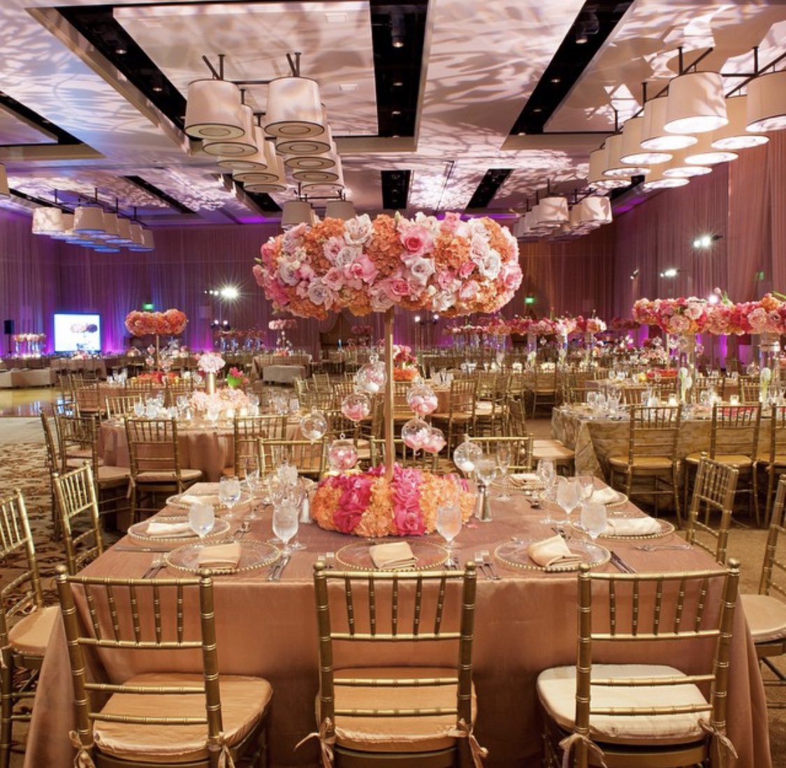 Colorful centerpieces 🌸🧡💗#WeddingWednesday #ExquisiteEvents