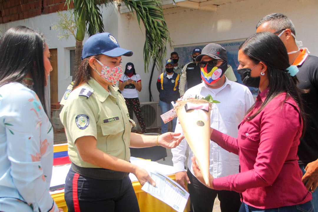 Herminia_kayapa's tweet photo. Durante una parada de las funcionarias de la Policía Municipal Bolivariana de Sotillo, reconocimos a la Oficial Jefe, Grisey García, quién el pasado 11 de junio, fue testigo de un acontecimiento maravilloso.

¡Salvar vidas! https://t.co/wb4Y6fCIXg