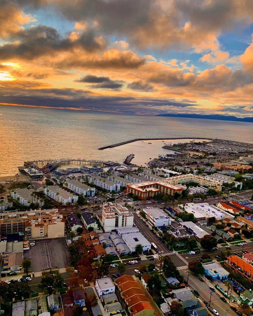 This photo by Robin Petgrave has made us completely forget about the June gloom and hopefully it does for you as well. 😃