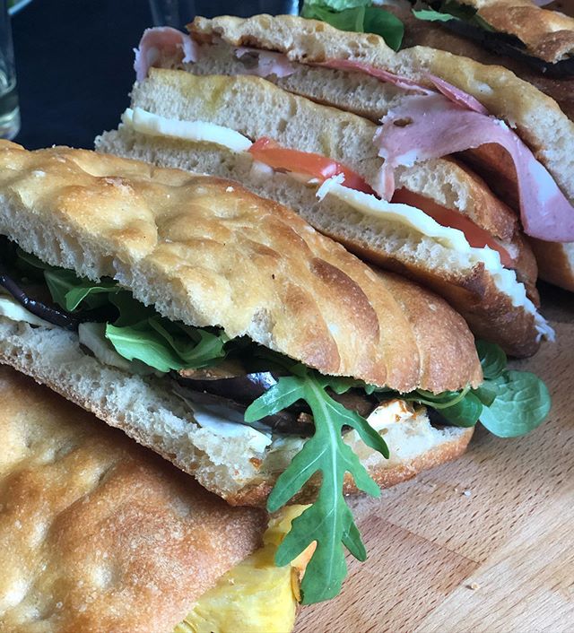 Mañana jueves tendremos focaccia en nuestra vitrina. Es una buena opción para tomar con un café o un té y llenarte el día de energía!! #comidasana #dulcemarietartas #montequinto #panypiu #sevilla #focaccia #food #desayunossaludables