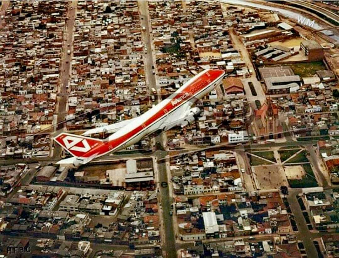 HistoriaFotBog's tweet photo. El Boeing 747 de Avianca sobrevolando el barrio san Fernando... Bogotà a mediados de los 70. https://t.co/M4X6MuvUTj