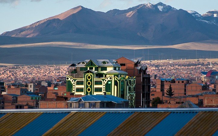rayovirtual's tweet photo. El artista latinoamericano que hoy es el más admirado en todo el mundo es Freddy Mamaní (Bolivia, 1971).
Nació en Catavi, desde adolescente vive en El Alto. Hijo de un obrero, trabajó como albañil de niño.

Casas coloridas, obra de Mamaní en el ocre paisaje andino. #RayoArte https://t.co/PkKrTIBzOh