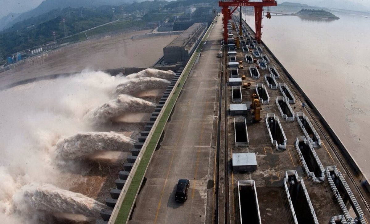 Китайская дамба. Плотина на Янцзы. Три ущелья ГЭС. Китайская дамба три ущелья. ГЭС на реке Янцзы.