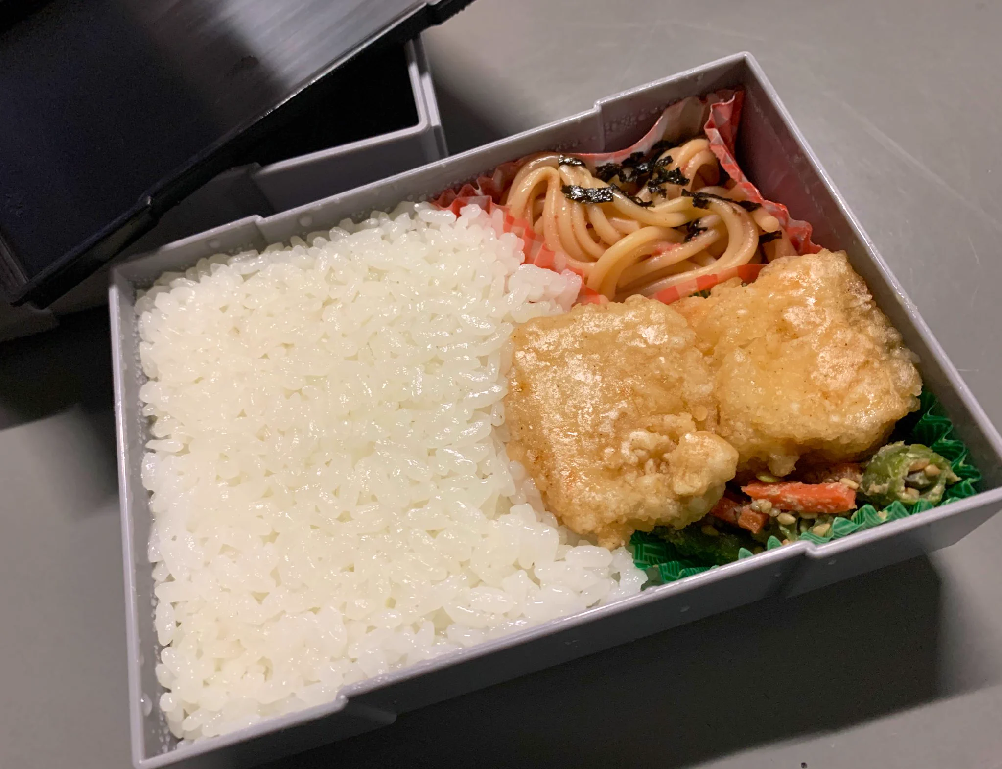 なんで会社にプレステ持ってきてるの？これはお弁当箱ですwww