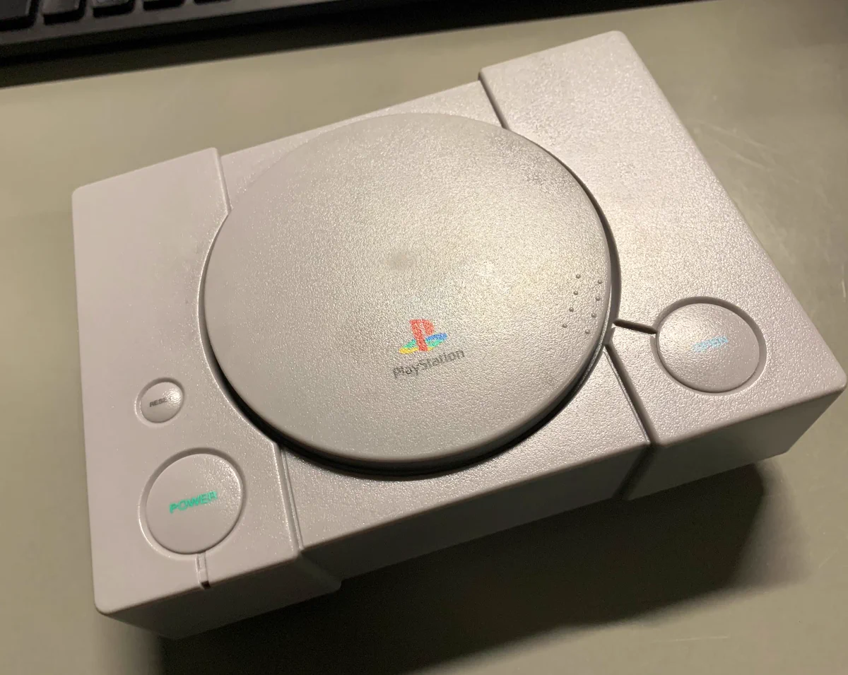 なんで会社にプレステ持ってきてるの？これはお弁当箱ですwww